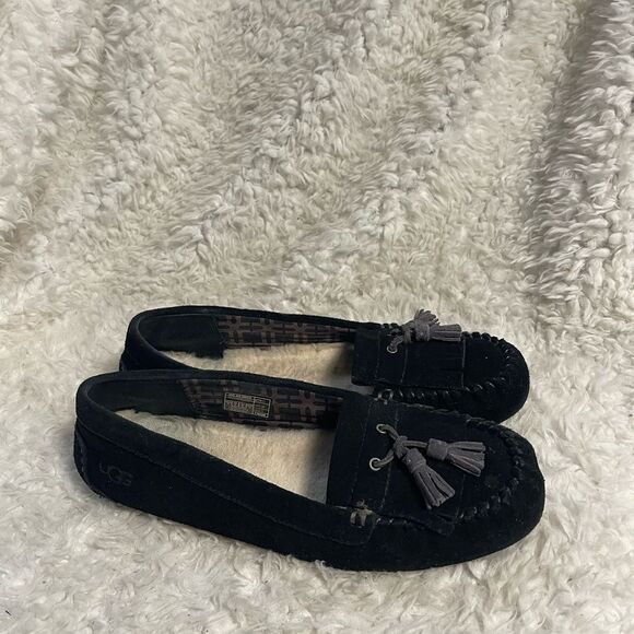 UGG Lizzy Moccasin Black Leather Suede Tassels accent SZ10 - Picture 2 of 10